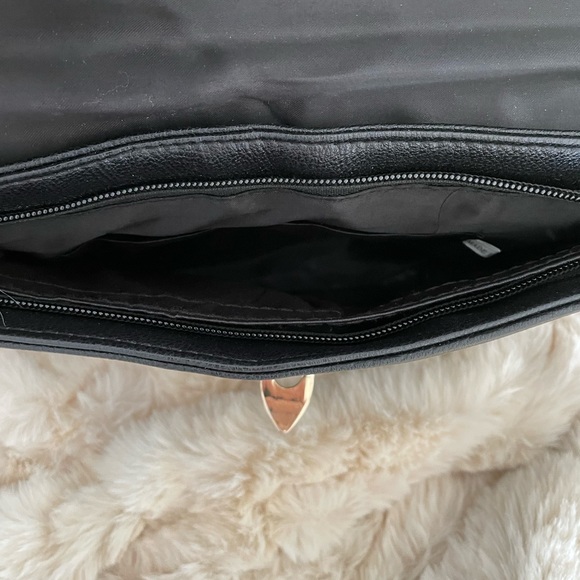 Black and gold clutch/bag with Chain Strap - Picture 4 of 7